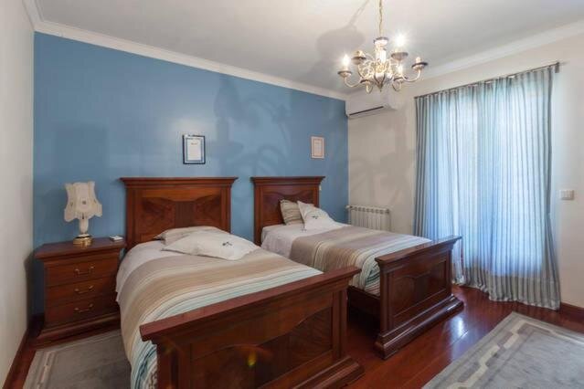 Quarto twin com cabeceiras em madeira - Guesthouse Pool & Sea