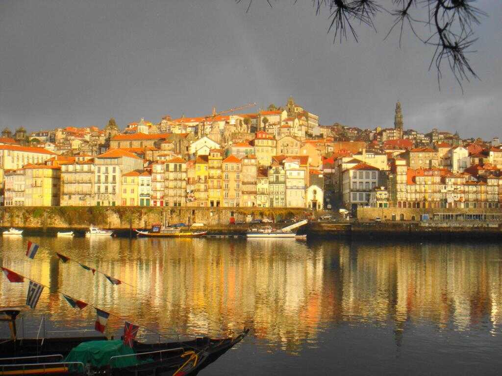 Vista sobre o Porto histórico ao pôr do sol