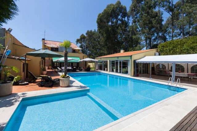 Piscina e jardim da Guesthouse Pool & Sea em Espinho